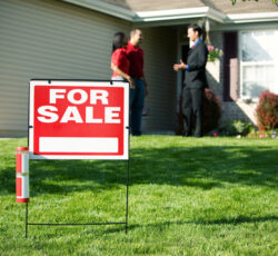 Real,estate:,for,sale,sign,with,agent,and,home,buyer