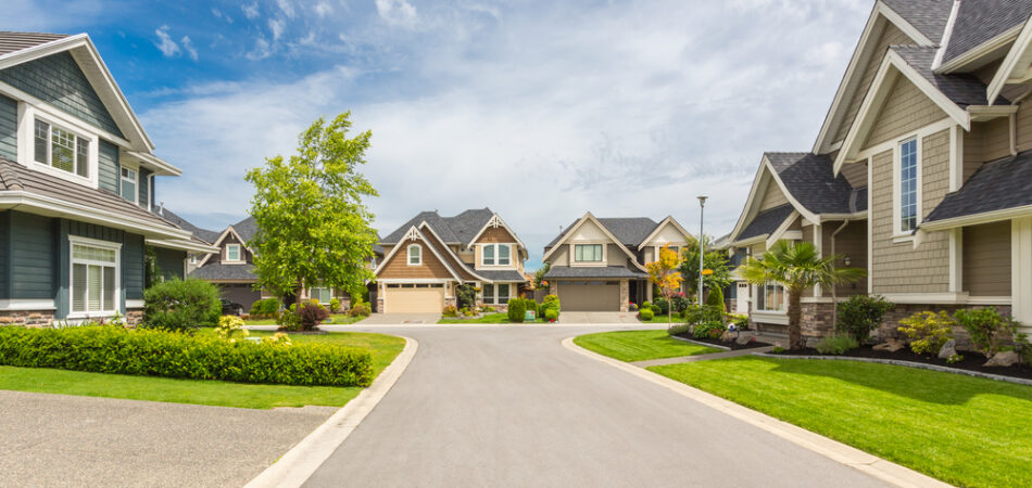 Nicely,trimmed,and,manicured,garden,in,front,of,a,luxury